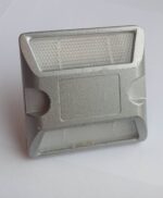 Aluminiowy element odblaskowy na trzpieniu
