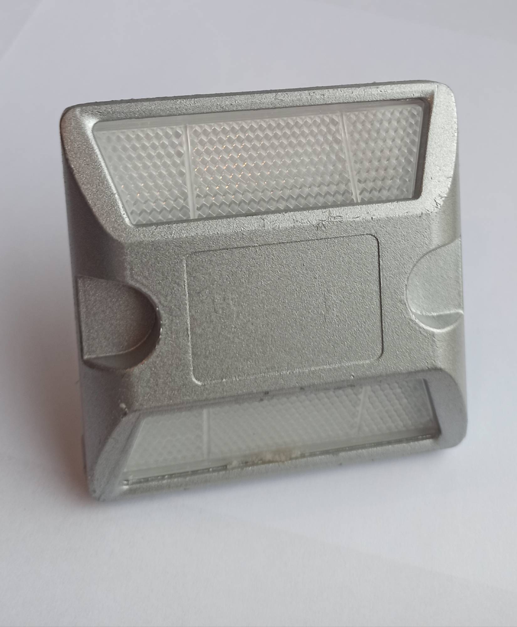 Aluminiowy elemenet odblaskowy na trzpieniu Aluminiowy element odblaskowy na trzpieniu - obrazek 1